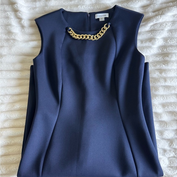 Elegant Navy Dress with Gold Chain Detail - Picture 3 of 4